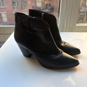 Frye Black Leather Ankle Boots with Pointed Toe and Zipper